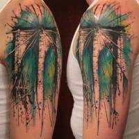 Mittelgroßes farbiges abstraktes Schulter Tattoo mit großer berühmter Brücke