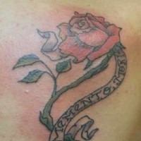 Le tatouage d'inscription Memento mori et une rose rouge