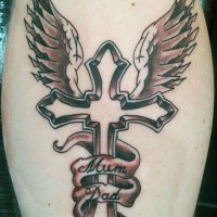 Tatuaje de cruz preciosa con alas y cinta con mum y dad
