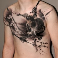 Tatuaje en el pecho, 
cráneo con huesos y cita, estilo magnífico