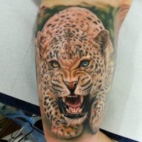 Bedrohlicher realistischer Leopard Tattoo am Arm