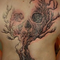 Tatuaje en la espalda,
árbol seco con silueta de calavera