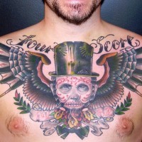 Tatuaje colorido en el pecho,  calavera de azúcal en sombrero de copa y alas extendidas