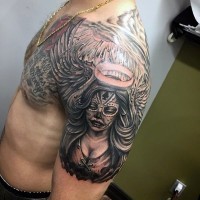 Tatuaje en el hombro, mujer misteriosa mexicana con halo y alas