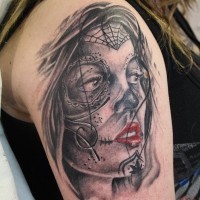 Mexikanischer Stil attraktive junge Dame mit rotem Lippenstift und Make-up gruseliges Oberarm Tattoo