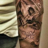 Mexikanischer Stil schwarzweißes gruseliges küssendes Skelett Frau Tattoo  am Arm