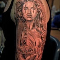 stile Messicano nero e bianco donna seducente con fiore tatuaggio su spalla