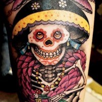 Tatuaje en el muslo, esqueleto divertido en sombrero, estilo mexicano