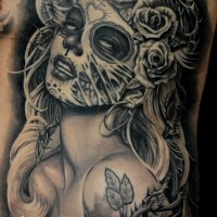 Mexikanischer Stil gemaltes schwarzes Tattoo mit   verführerischer Frau an der Brust