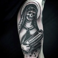 Tatuaje en el brazo, mujer esqueleto con ataúd pequeño