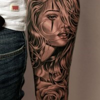 stile messicano molto realistico dipinto donna sexy con fiore tatuaggio su braccio