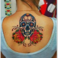 teschio di zucchero messicano tatuaggio con fiori rossi sulla schiena