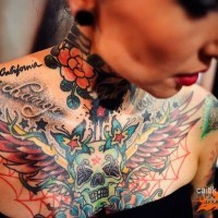 Mexikanischer traditioneller farbiger Schädel mit Flügeln Tattoo an der Brust Stil mit Schriftzug und Schmetterling