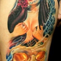 Traditionellstil mexikanisch farbiger Oberschenkel Tattoo der sexyen Frau mit Rosen und Schädel