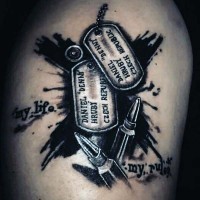 Tatuaje en el brazo, placas de identificación con dos balas, colores negro y blanco