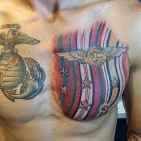 Tatuaje en el pecho, bandera preciosa con emblema y estrellas, tema militar