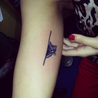 minimalistico gatto nero tatuaggio sul braccio
