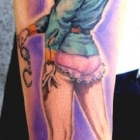 Tatuaje  de chica sheriff llamativa