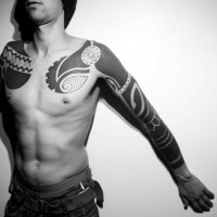 Massiver mit schwarzer Tinte Tribal Stil Tattoo am Ärmel