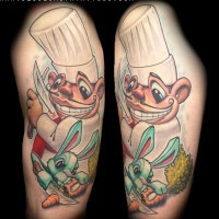 Modernes im Cartoon Stil farbiges Arm Tattoo von lustigem Koch mit Maus und Karotte