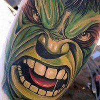 Modernes Comic-Bücher buntes Bein Tattoo mit wütendem Hulks Gesicht