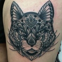 Moderna estilo ponto coxa tatuagem de máscara grande gato com vários ornamentos