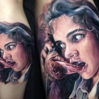 Modernes im Horror Stil farbiges Bein Tattoo mit der Frau und Monster