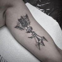 Tatuaggio bicipiti in stile dotwork dall'aspetto moderno di frecce anticonvenzionali