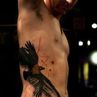 Moderne abstrakte farbige Krähe Tattoo an der Seite mit Sonnensystem