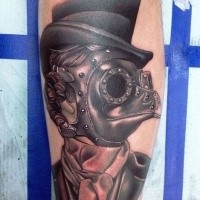 Tatuagem de braço colorido estilo moderno de médico de peste de mulher com chapéu de cilindro