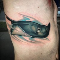 Modernes farbiges großes Seite Tattoo von 3D schwimmendem Rochen