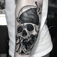 Tatuaje de brazo de tinta negra de estilo moderno del cráneo humano corrompido con hojas