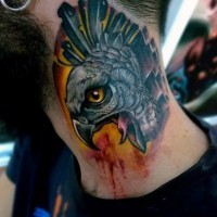 Moderner Stil farbiges detailliertes Hals Tattoo mit schreiendem Adlerkopf