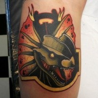 Modernes farbiges Unterarm Tattoo mit interessanter Schlange in der Form von Emblem