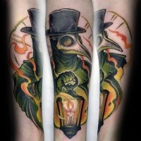 Tatuagem de antebraço colorido estilo moderno de médico de peste com lâmpada de vela