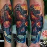 Modernes farbiges Unterarm Tattoo von dämonischem menschlichem Schädel mit brennendem Wirbel