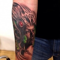 Modernstil farbiger Unterarm Tattoo der Stammesfrau mit Helm