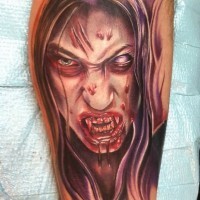 Modernes farbiges Bein Tattoo mit beschädigter blutiger Vampirfrau