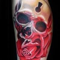 Tatuagem perna estilo moderno colorido de grande rosa com crânio humano estilizado com fechadura