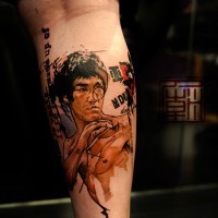 Modernes farbiges Bein Tattoo mit Bruces Lee Porträt und Schriftzug