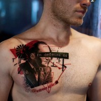Modernes farbiges Mannes Porträt Tattoo an der Brust mit Schriftzug