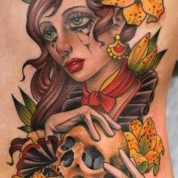 Modernes farbiges Seite Tattoo mit der schönen Frau und Blumen