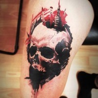 Tatuaje en el muslo,  cráneo roto, estilo moderno