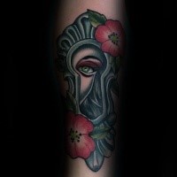 Tatuaggio colorato di stile moderno della donna che guarda attraverso il buco della serratura con i fiori