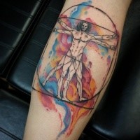 Tatuaggio Uomo Vitruviano colorato in stile moderno sulla gamba