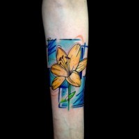 Tatuaje en el antebrazo,
flor exótica alucinante con cuadrados azules