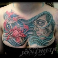 Modernes mehrfarbiges Brust Tattoo von der mystischen Frau mit blauen Haaren und beschädigter rosa Blume