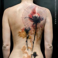 Modernes mehrfarbiges Tattoo am ganzen Rücken mit schönen Wildblumen