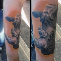 Modernes natürlich aussehendes farbiges Unterarm Tattoo mit großem Nashornkopf