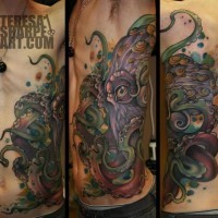 Moderner Stil gemaltes und gefärbtes großes detailliertes Seiten Tattoo mit fantastischem Oktopus